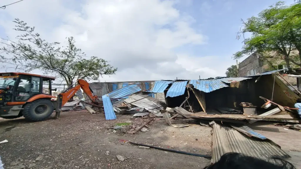 कलेक्टर शिवम वर्मा की सख्त कार्रवाई, खजराना में लगभग 80 करोड़ की शासकीय भूमि अतिक्रमण मुक्त
