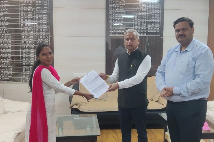 संभागायुक्त दीपक सिंह ने 5 लोगों को प्रदान किए अनुकंपा नियुक्ति पत्र