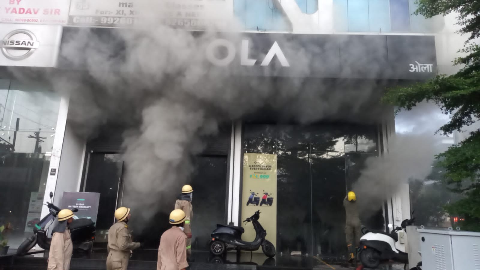 इंदौर में इलेक्ट्रिक गाड़ी के शोरूम में लगी आग