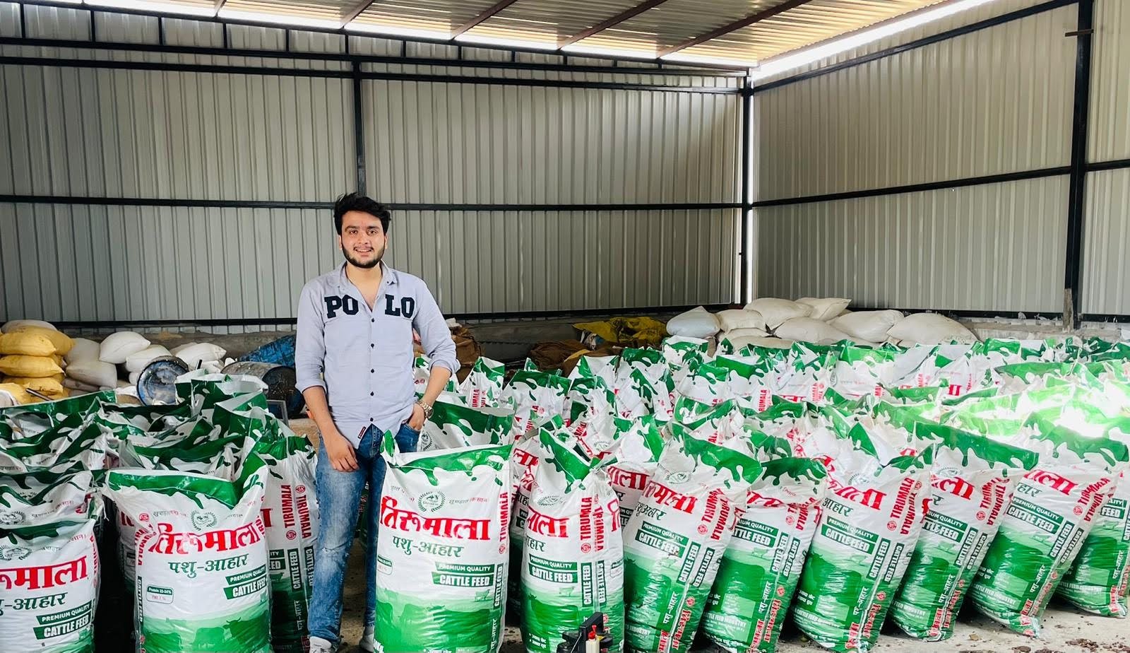 पशु आहार यूनिट से करीब 25 लोगों को दे रहे रोजगार