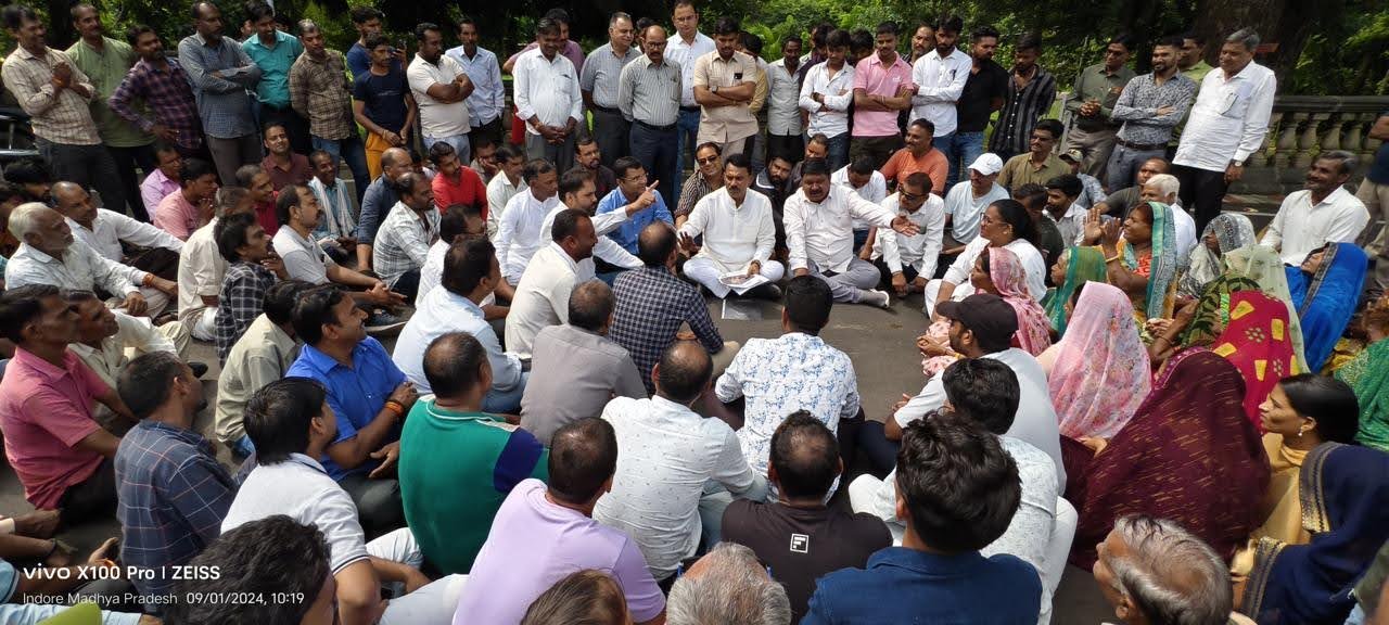 मंत्री ने सड़क पर बैठकर ग्रामीणों के साथ किया संवाद