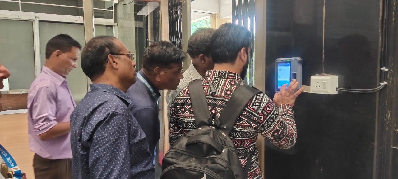 इंदौर कलेक्टर ऑफिस में बायोमेट्रिक मशीन से अटेंडेंस की व्यवस्था हुई लागू