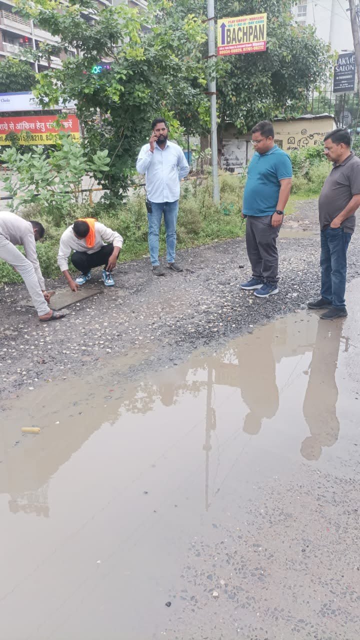 आयुक्त शिवम वर्मा द्वारा सफाई एवं जल जमाव का किया निरीक्षण