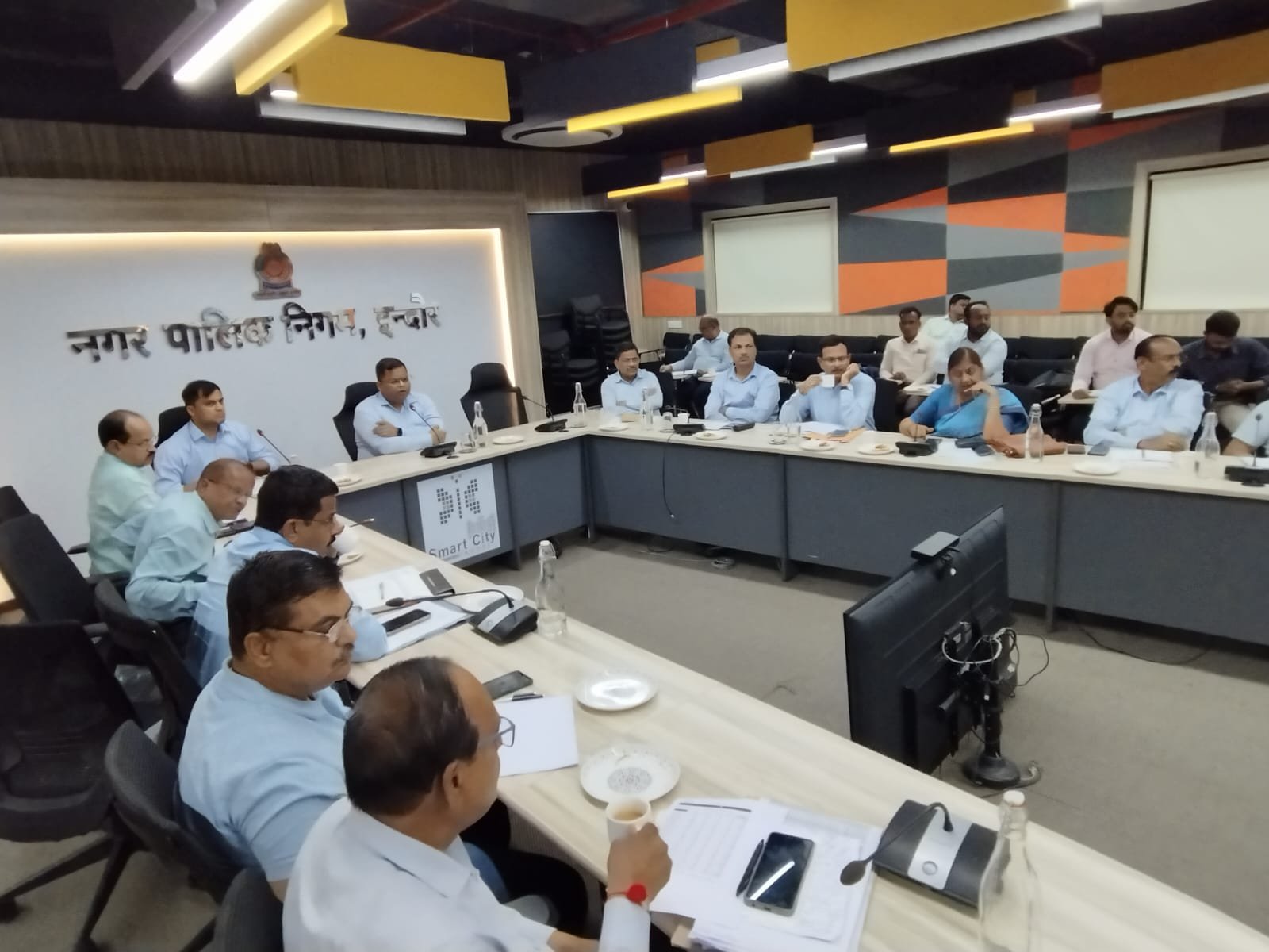 निगमायुक्त वर्मा ने संभाला मोर्चा, विभिन्न विभागों की समीक्षा बैठक