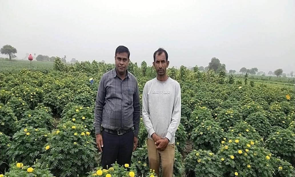 फूलों की खेती से महक गई जितेन्द्र की जिन्दगी