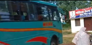 छतरपुर में दो बदमाशों ने तीन गोलियां चलाकर बस में की लूट, जेवर कैश छीना