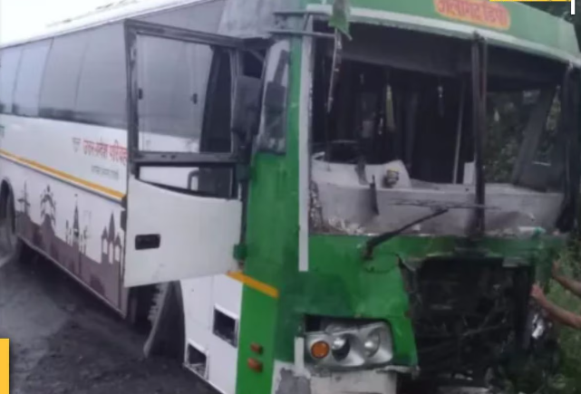 तेरहवीं से लौट रहे लोगों के वाहन को बस ने मारी टक्कर, 15 की मौत, कई घायल