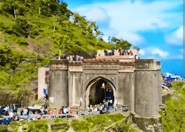 प्रेमिका संग जाम गेट घूमने पहुंचे सेना के ट्रेनी अफसर को बदमाशों ने लूट