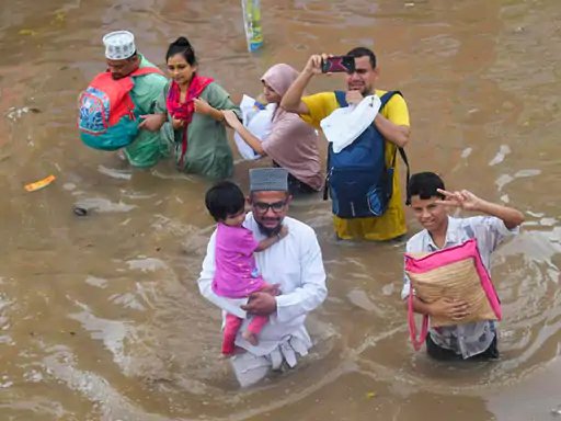 उत्तर से लेकर दक्षिण भारत तक बारिश का कहर, सामान्य जन-जीवन अस्त-व्यस्त