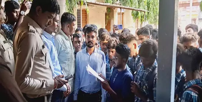 सीएम राइज स्कूल में शिक्षक के खिलाफ छात्रों का प्रदर्शन, गाली-गलौच करने का आरोप