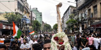 रातभर से पुलिस हेडक्वॉर्टर के बाहर डॉक्टर्स ने दिया धरना, विरोध में बैरिकेड पर रीढ़ की हड्डी-गुलाब लगाए