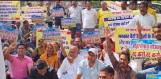 अहिल्या पथ योजना रद्द करने की मांग को लेकर किसान पहुंचे प्राधिकरण कार्यालय
