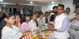 श्री सिलावट ने दिव्यांग बालिकाओं द्वारा निर्मित दीये और साजसज्जा की सामग्री खरीदी