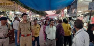 SDM राकेश मोहन त्रिपाठी एवं पुलिस अधिकारियों द्वारा पटाखा दुकानों का निरीक्षण