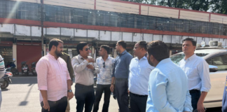 आयुक्त द्वारा जिला कोर्ट स्थित निगम मार्केट की दुकानों के एकरूपता कार्यों का निरीक्षण