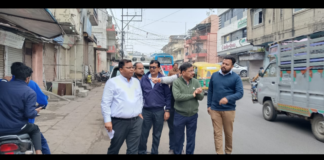 आयुक्त ने किया शहर की सड़कों के निर्माण कार्यों के संबंध में निरीक्षण