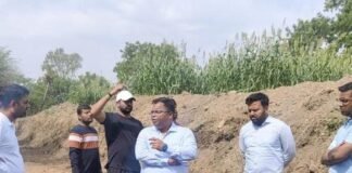 आयुक्त शिवम वर्मा द्वारा बिलावली तालाब चैनल के चल रहे कार्यों का किया निरीक्षण