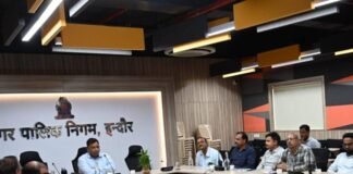 आयुक्त द्वारा रविवार अवकाश को भी ड्रैनेज सफाई,रेस्टोरेशन के कार्य ओर जल भराव को लेकर बैठक ली