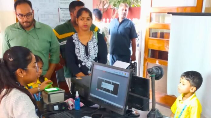 रीवा संभाग में स्कूलों में लग रहे आधार अपडेट कैंप, डाक विभाग का सराहनीय कदम