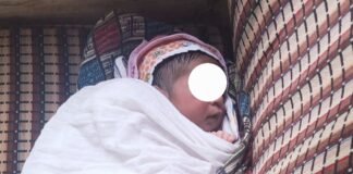 बस में छोड़ गए मासूम, पीछे छोड़ गए सवाल — जब मां-बाप खुद गुनहगार बन जाएं तो फरिश्तों की जरूरत पड़ती है!