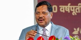 सुप्रीम कोर्ट में हंगामा: ‘सनातन का अपमान नहीं सहेंगे’ नारा लगाकर चीफ जस्टिस गवई पर जूता फेंकने की कोशिश सुप्रीम कोर्ट में हंगामा