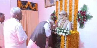 PM मोदी ने कर्पूरी ठाकुर की धरती से फूंका बिहार चुनाव का बिगुल, फ्लैशलाइट रैली में मोदी का तंज अब किसे चाहिए लालटेन PM मोदी ने कर्पूरी ठाकुर की धरती से फूंका बिहार चुनाव का बिगुल
