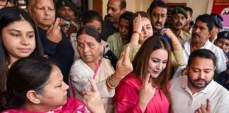 Bihar Chunav Phase 1 Voting Live: पहले चरण की वोटिंग जारी, 18 जिलों की 121 सीटों पर जंग, नीतीश-तेजस्वी ने डाला वोट Bihar Chunav Phase 1