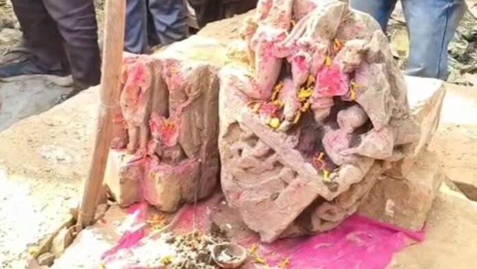 मस्जिद की जमीन पर खुदाई से निकली मूर्तियाँ