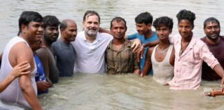 वोटर्स को रिझाने की अनोखी होड़, कोई मछुआरों संग डुबकी तो कोई शादी और बच्चे का दे रहा वादा बिहार चुनाव