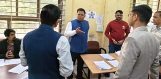 इंदौर में मतदाता सूची पुनरीक्षण का औचक निरीक्षण, कलेक्टर शिवम वर्मा ने गुणवत्ता और समयसीमा पर दिए सख्त निर्देश इंदौर में मतदाता सूची पुनरीक्षण