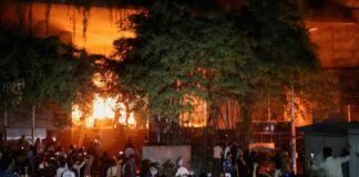 बांग्लादेश: ‘ईशनिंदा’ के आरोप में हिंदू युवक की भीड़ ने की निर्मम हत्या, शव को लटकाकर लगाई आग बांग्लादेश में निर्मम हत्या