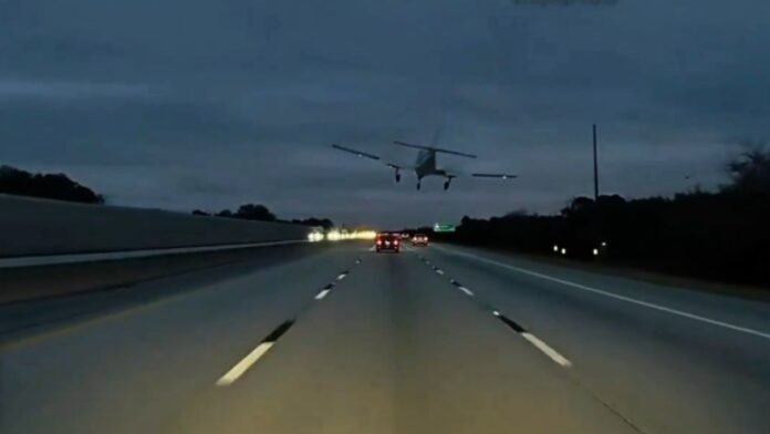 फ्लोरिडा हाईवे पर आपातकालीन लैंडिंग करता विमान