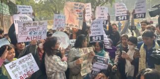 उन्नाव रेप केस में हाई कोर्ट के फैसले के बाद जंतर मंतर पर प्रदर्शन, पीड़िता की मां हुईं बेहोश उन्नाव रेप केस
