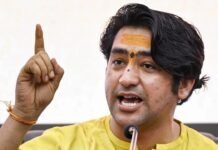 “वेद नहीं मानोगे तो बच्चे जावेद-नावेद बनेंगे” — बागेश्वर बाबा के बयान से मचा बवाल बागेश्वर बाबा