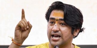 “वेद नहीं मानोगे तो बच्चे जावेद-नावेद बनेंगे” — बागेश्वर बाबा के बयान से मचा बवाल बागेश्वर बाबा