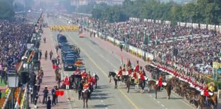 गणतंत्र दिवस परेड में हेलीकॉप्टरों से फूलों की बारिश, कर्तव्य पथ पर दिखी स्वदेशी हथियारों की ताकत गणतंत्र दिवस परेड