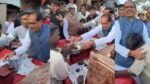 विदिशा में ठेले वाले पन्नालाल से मिले शिवराज सिंह चौहान, खजूर ने जीता दिल, दिया मदद का भरोसा