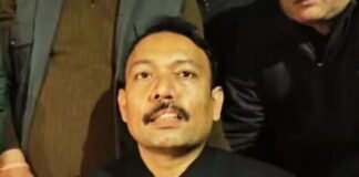 एडीएम कंपाउंड से हटाए गए अलंकार अग्निहोत्री, पुलिस से भिड़े समर्थक, जमकर नारेबाजी अलंकार अग्निहोत्री