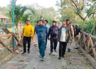 आयुक्त का औचक निरीक्षण, सीएसआई और दरोगा को नोटिस, तीन दिन का वेतन रोका आयुक्त का औचक निरीक्षण