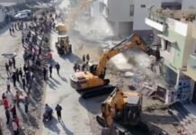 इंदौर में मस्जिद की अवैध दीवार पर बुलडोजर एक्शन, विरोध के बाद SDM ने दी 7 दिन की मोहलत इंदौर में मस्जिद की अवैध दीवार पर बुलडोजर एक्शन