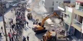 इंदौर में मस्जिद की अवैध दीवार पर बुलडोजर एक्शन, विरोध के बाद SDM ने दी 7 दिन की मोहलत इंदौर में मस्जिद की अवैध दीवार पर बुलडोजर एक्शन