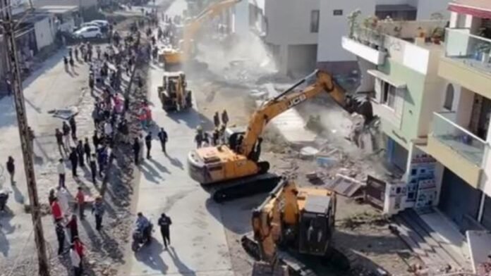 इंदौर में बुल्डोजर एक्शन इंदौर में मस्जिद की अवैध दीवार पर बुलडोजर एक्शन