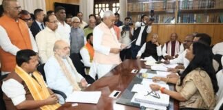 सीएम पद छोड़कर दिल्ली की ओर बढ़े नीतीश कुमार, नामांकन के समय अमित शाह भी रहे मौजूद नीतीश कुमार नामांकन