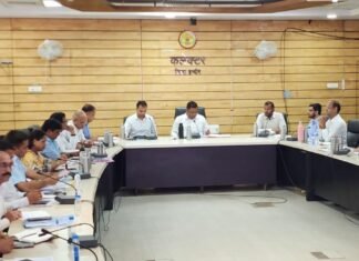 सीएम हेल्पलाइन के प्रकरणों की कलेक्टर शिवम वर्मा ने की समीक्षा, कार्यों के निराकरण नहीं होने पर कार्रवाई के निर्देश कलेक्टर शिवम वर्मा