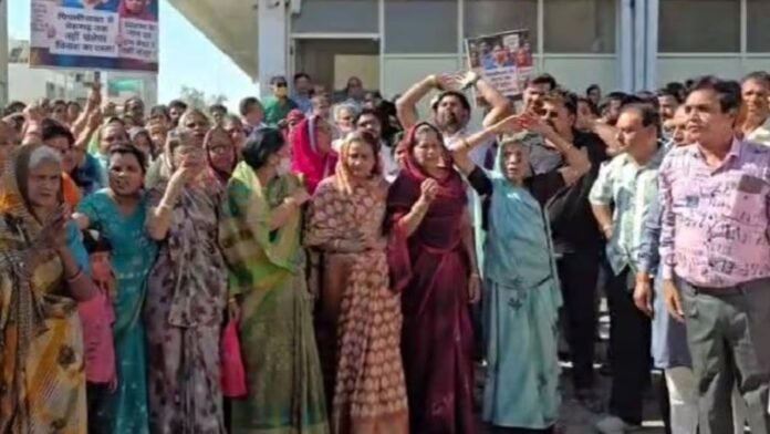 उज्जैन में सड़क चौड़ीकरण के खिलाफ प्रदर्शन