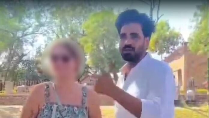 ग्वालियर किले में विदेशी महिला से आपत्तिजनक मजाक