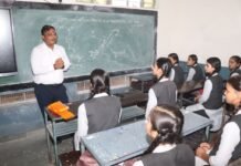 स्कूल चले हम अभियान: कलेक्टर शिवम वर्मा बोले- हर दिन कुछ नया सीखें, तभी मिलेगी सफलता कलेक्टर शिवम वर्मा