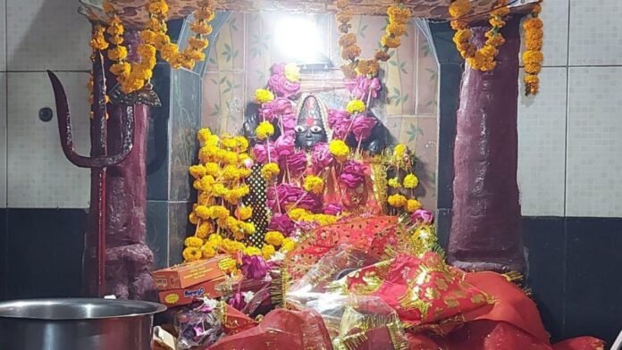 महिला ने जीभ काटकर मंदिर में चढ़ाई