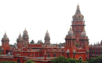 ‘भगवान किसी मंत्री का इंतजार नहीं करते’, VIP दर्शन पर मद्रास हाई कोर्ट की सख्त टिप्पणी, कहा- भगवान के सामने सब समान मद्रास हाई कोर्ट