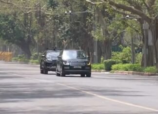 ईंधन बचाने की अपील के बाद एक्शन में PM मोदी, सिर्फ दो गाड़ियों के काफिले में पहुंचे बैठक में PM मोदी का काफिला